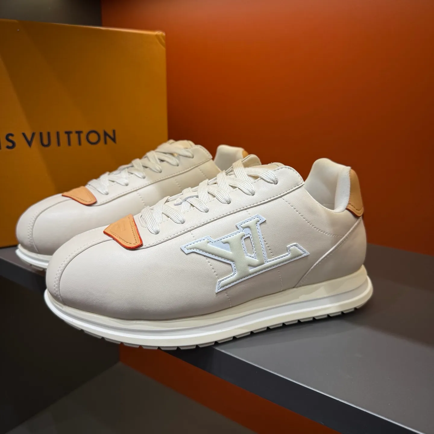 P540 Size 38-45 LV 🫏The colorful interpretation of BUTTERSOFT sneakers combines sheepskin, The colorful interpretation of LV BUTTERSOFT sneakers combines sheepskin and calfskin, bringing a super soft feel. Designed by Pharrell Williams, this '60s-inspired shoe features a padded upper that's been crafted by Louis Vuitton craftsmen to further enhance the comfort of the leather. In addition to the LV initials, it features multiple signatures, including natural leather trim and an embossed pattern of Pharrell Williams and lobster on the side, referencing the Fall/Winter 2025 men’s show. A must-have artifact for fashionistas✅